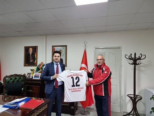 Gölbaşı Belediye Spor Kulubü Başkanı Sayın Kemal ÖZDEMİR, Kaymakamımız Sayın Tarık Buğra SEYHAN'ı Makamında Ziyaret Etti