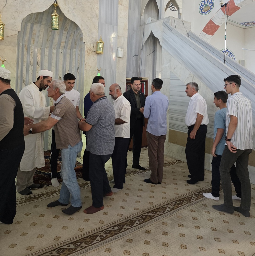 Kaymakamımız Sayın Tarık Buğra SEYHAN, Ulu Cami’de Kılınan Bayram Namazının Ardından Vatandaşlarla Bayramlaştı