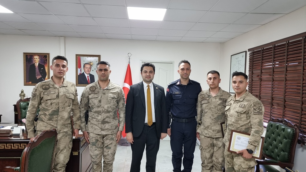 Kaymakamımız Sayın Tarık Buğra SEYHAN, Özverili Çalışmalarından Dolayı Harmanlı Jandarma Personellerine Başarı Belgesi Takdim Etti.